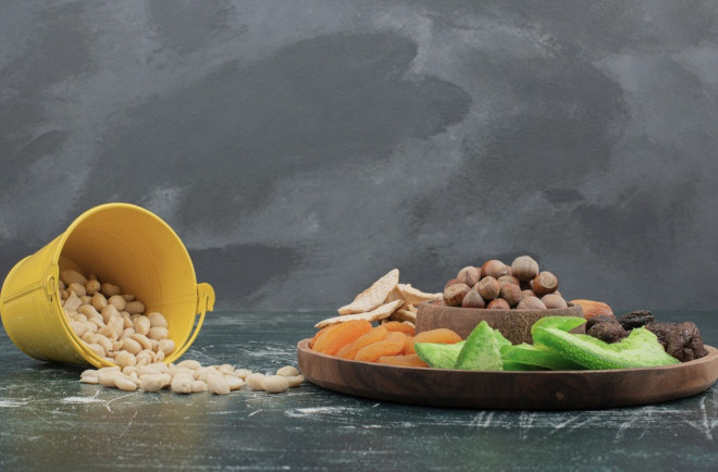 Meski susu sering jadi sumber utama, buah dan sayuran juga kaya kalsium alami yang mudah dicerna. Ilustrasi Freepik