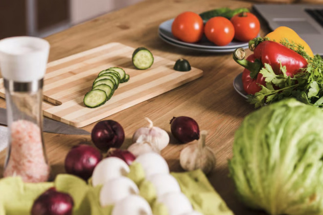 Setiap tahun, Environmental Working Group (EWG) merilis daftar 'Dirty Dozen' yang mengungkap 12 buah dan sayuran. Ilustrasi Freepik