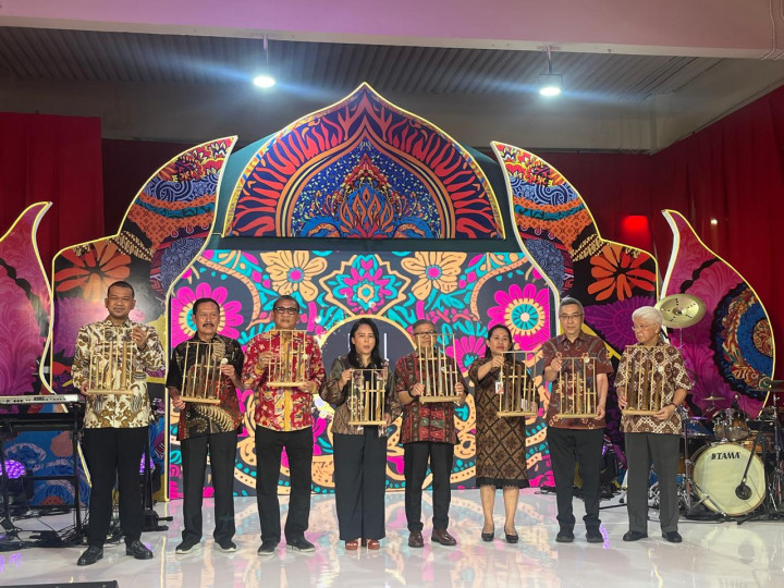 Rayakan Hari Batik Nasional dengan 