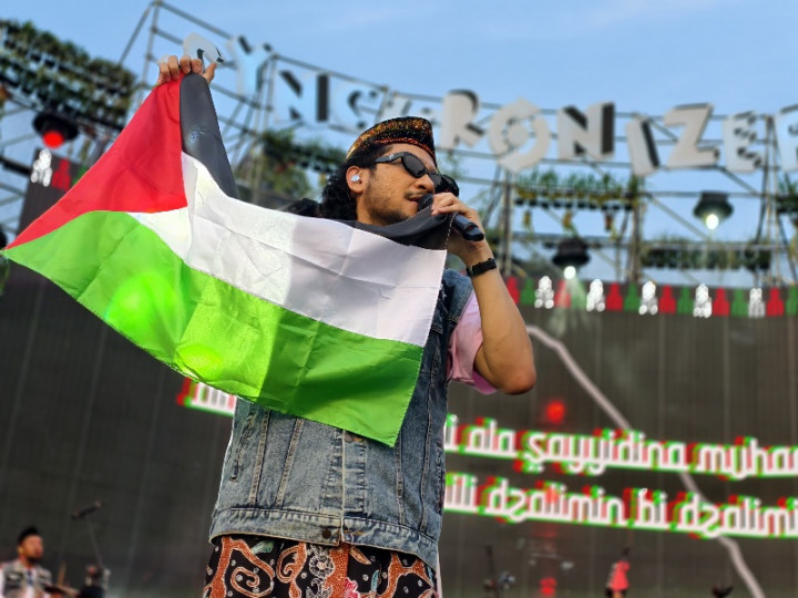 Kunto Aji dan Y.K.H.C Kibarkan Bendera Palestina di Synchronize Festival 2025