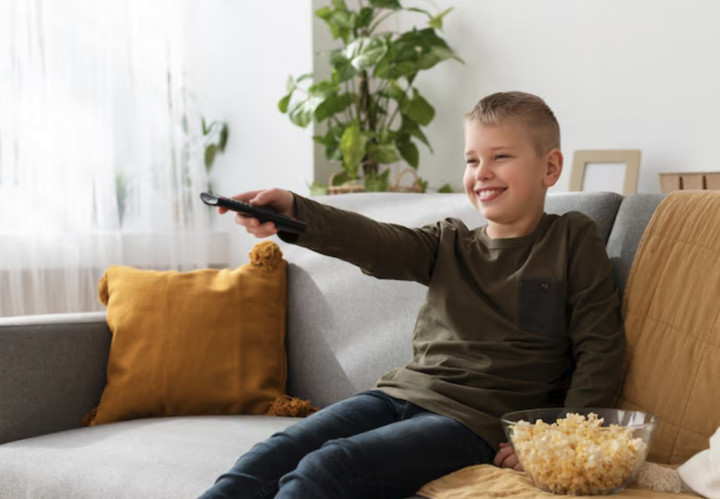 3 Tips Mengelola Screen Time Anak saat Orang Tua Sedang Sakit