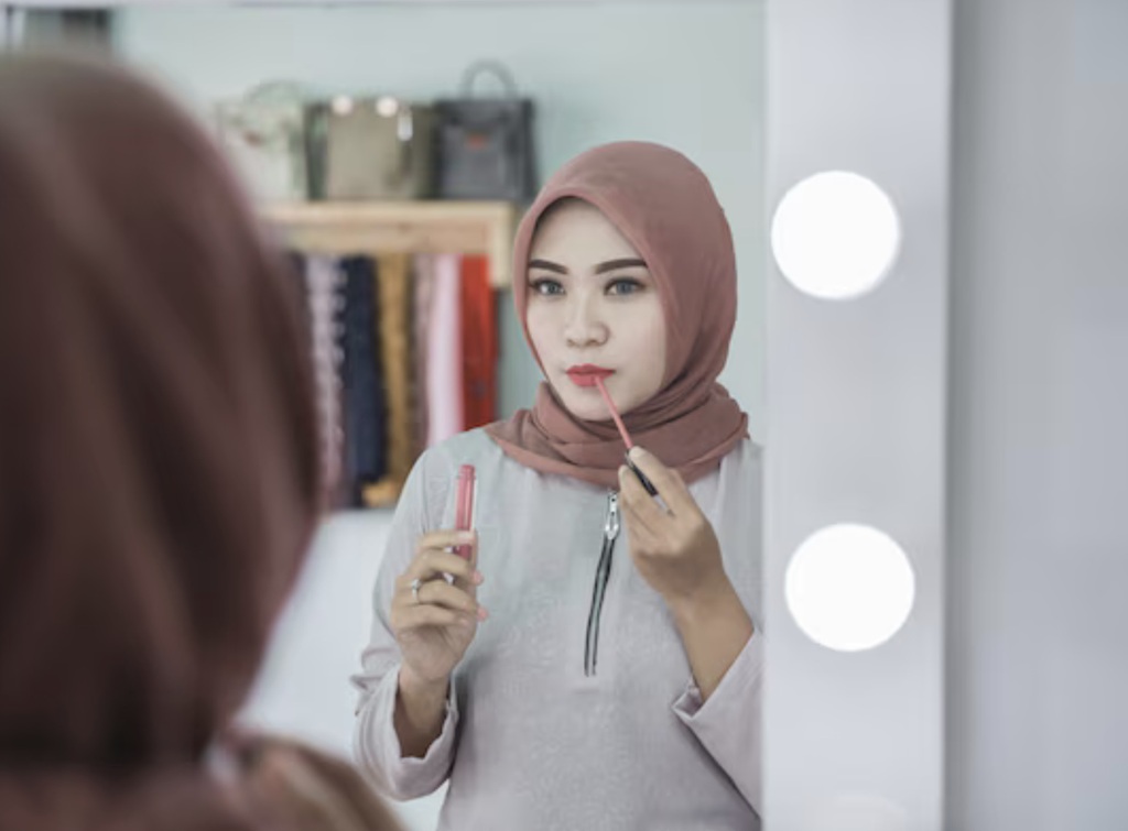 Lipstik dengan label halal dan formula yang mudah dibersihkan saat wudhu akan memudahkan dalam menjalankan ibadah. Ilustrasi Freepik