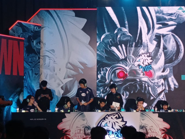 EVOS Reverse Sweep, Taklukkan RRQ di Derby Klasik ke-37 MPL ID S16