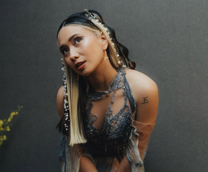 Merahasiakan Hubungan Kasual Melalui Makna Lagu lowkey - NIKI