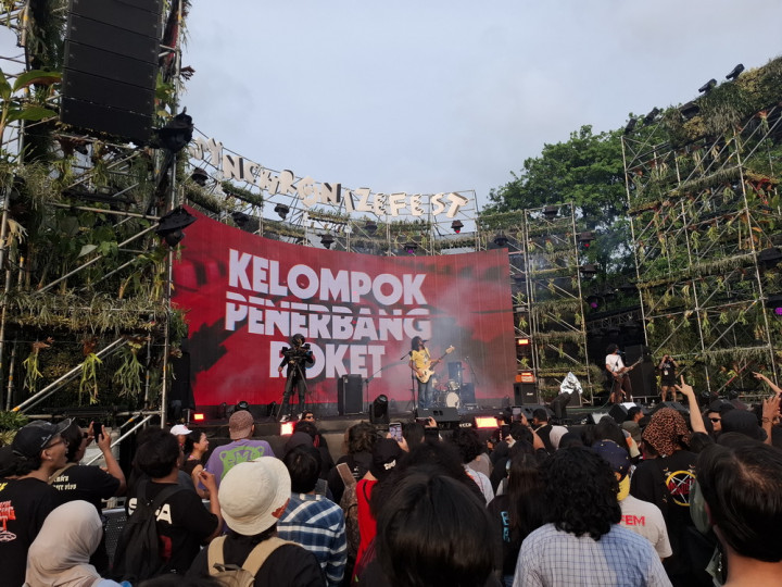 Penonton Serbu Panggung Kelompok Penerbang Roket di Synchronize Fest, Rey Marshall: Setlist Gua Dijambret!