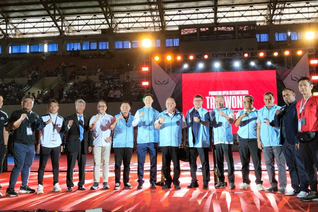 Sesi foto bersama pembukaan ajang Pugnator Open Internasional Taekwondo Championship 2025. (Foto: Istimewa)