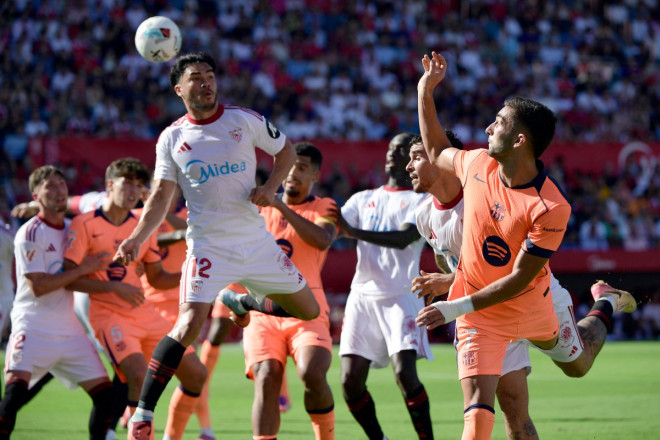 Suasana laga Sevilla vs Barcelona. (Foto: CRISTINA QUICLER / AFP)