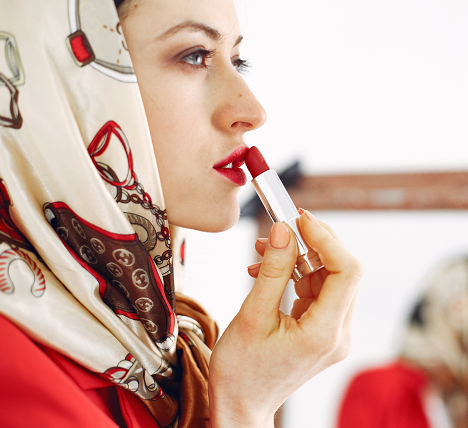 6 Rekomendasi Lipstik yang Bisa Dipakai Ibu-Ibu Antar Anak Sekolah