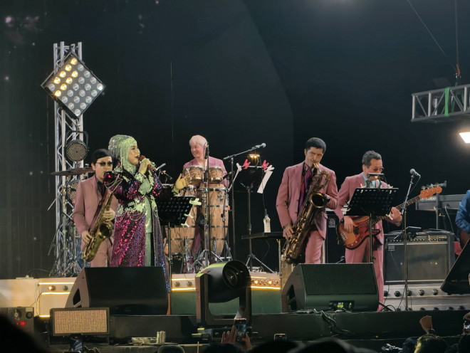 Elvy Sukaesih bersama Tokyo Ska Paradise Orchestra (Foto: dok.Medcom/Basuki)
