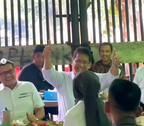 Enggak Gengsi! Menkeu Purbaya Makan Siang di Kantin Karyawan