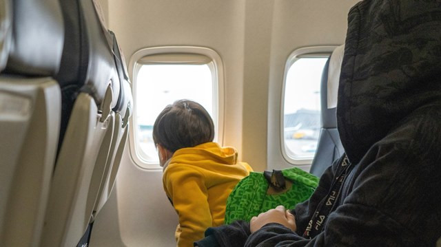 Cara paling sederhana adalah mendorong anak untuk mengunyah atau menelan, selama lepas landas dan mendarat pesawat. (Foto: Ilustrasi/Dok. Pexels.com)