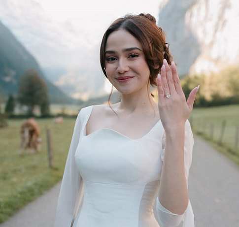 Gaun Simple nan Elegan Syifa Hadju saat Dilamar El Rumi di Pegunungan Swiss