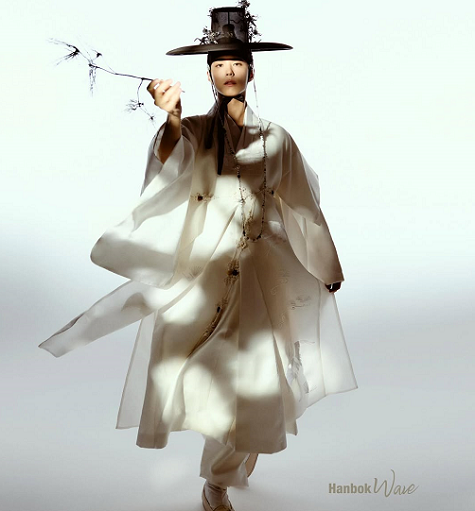 Park Bo Gum sebagai wajah baru Hanbok Wave 2025.  (Foto: Dok. Instagram/@harpersbazaarkorea)