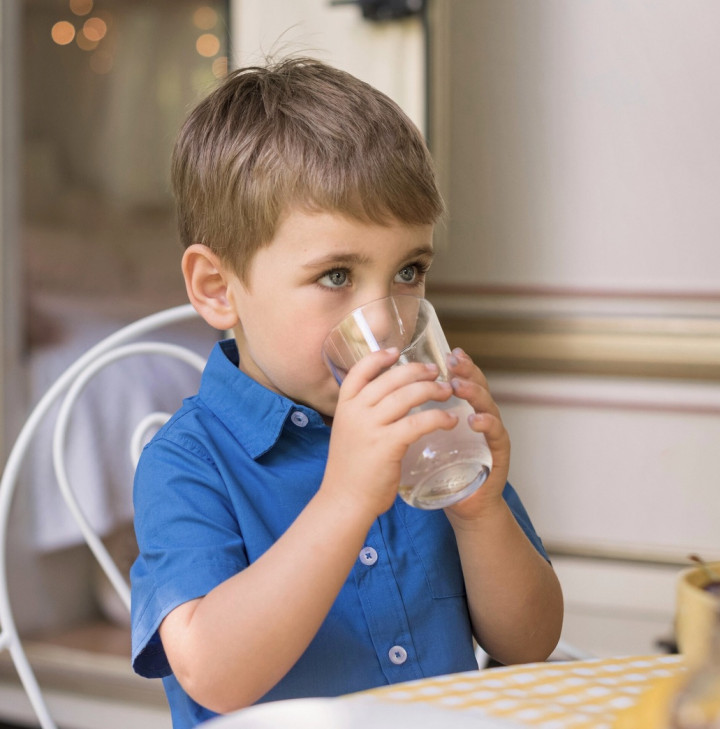 Jangan Langsung Beri Segelas Air! Begini Cara Aman Memberi Minum setelah Anak Muntah