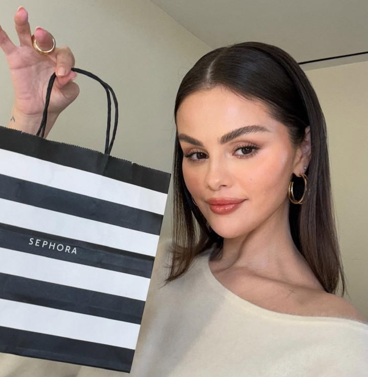 Selena Gomez Donasikan Seluruh Penjualan Parfum untuk Hari Kesehatan Mental