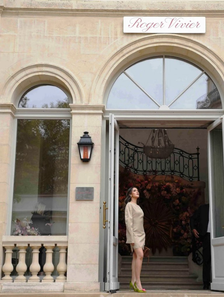 Raisa Tampil Anggun di Paris Fashion Week, Pesona Feminin dalam Roger Vivier Rose Pumps