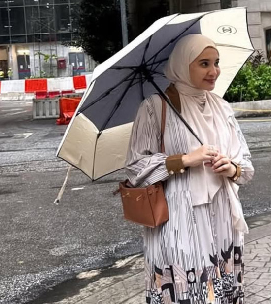 Payung Seharga Motor, Gaya Mewah Zaskia Sungkar Saat Liburan Jadi Sorotan