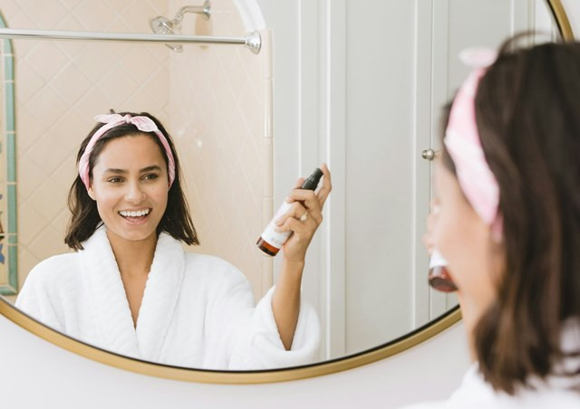  Tiga skincare ini bisa membantu memperbaiki kondisi kulit yang mulai menua.  (Foto: Ilustrasi/Dok. Pexels.com)