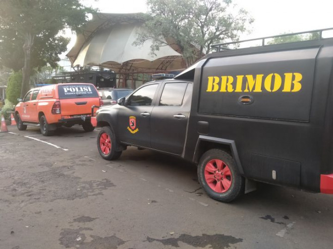 Gegana dari Brimob Polda Metro Jaya diterjunkan untuk melakukan sterilisasi dan pengecekan di Mentari Internasional School (MIS) di Pondok Aren, Tangerang Selatan (Tangsel). MTVN/Hendrik Simorangkir
