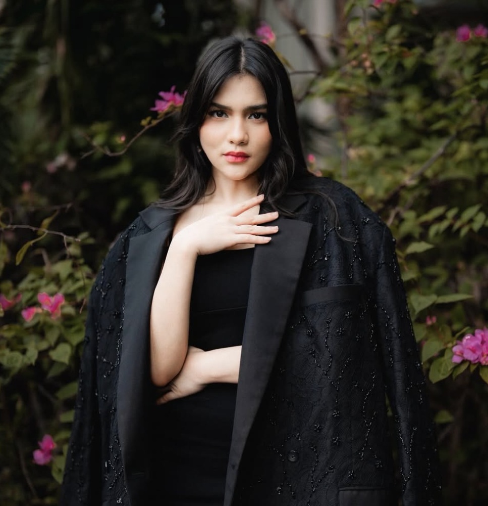 Meski dikenal dengan tampilan yang lembut dan feminin, Davina tidak menutup diri terhadap gaya make up yang lebih berani. Dok: @davinaakaramoy