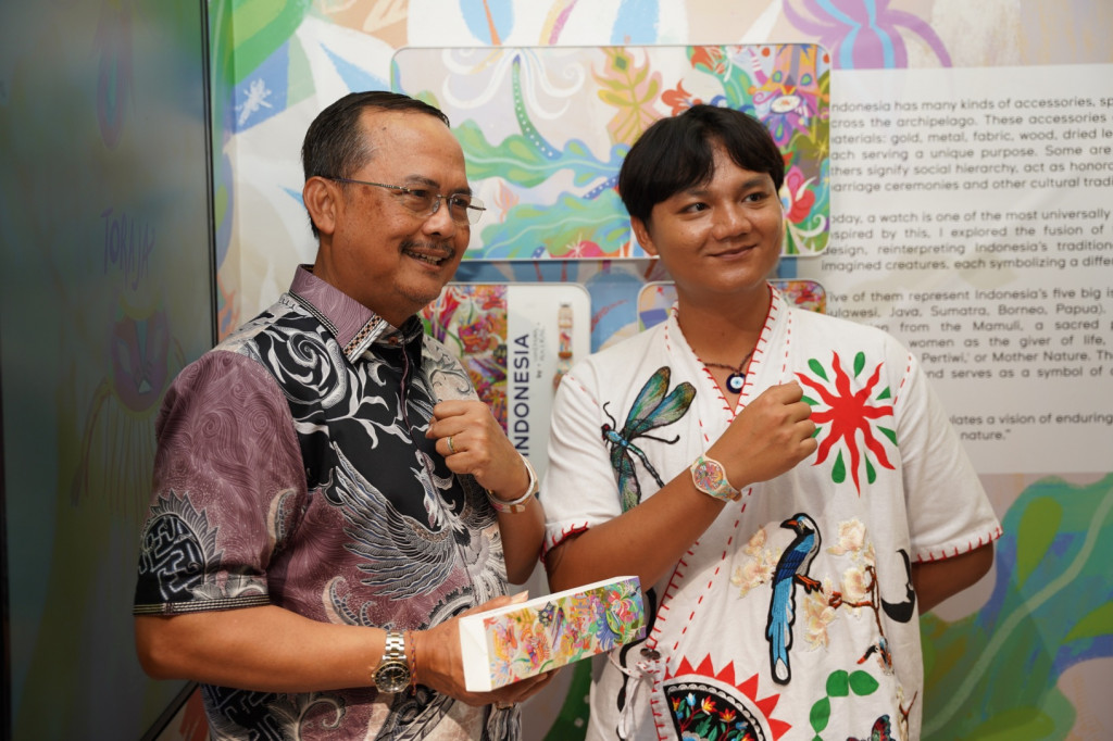 I Gede Ngurah Swajaya, Duta Besar Indonesia untuk Swiss, dan Wastana Haikal mengenakan jam tangan ZEITARUM. Foto: Swatch