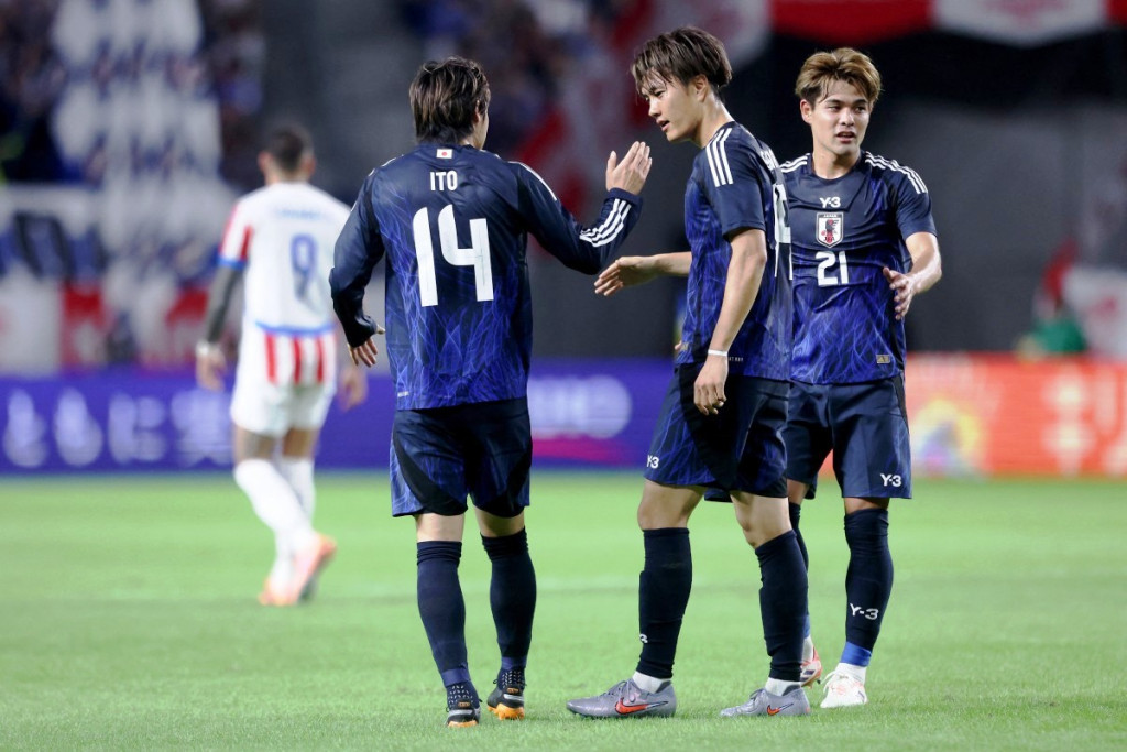 Pemain Jepang Junya Ito (14) dan Koki Ogawa bantu Jepang terhindar dari kekalahan-Foto AFP/Paul Miller