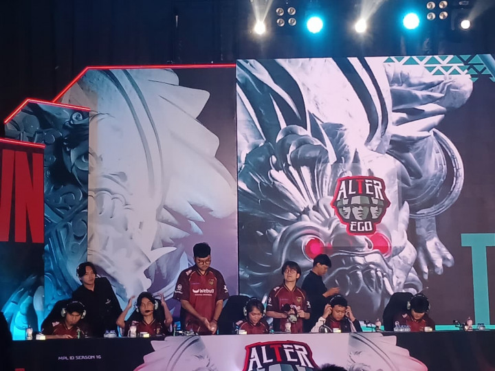 Alter Ego Hancurkan RRQ Hoshi 2-0, Kunci Tiket Playoff MPL ID S16!