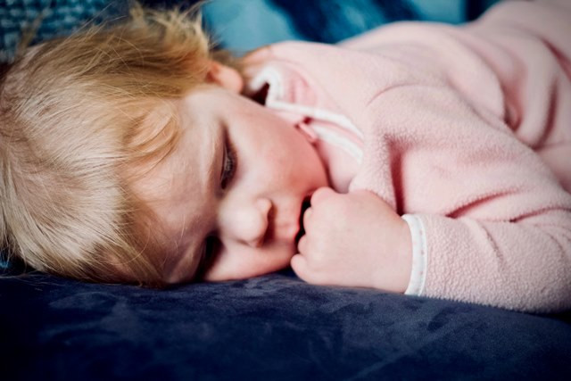 5 Tips Menjaga Balita Tetap di Tempat Tidur Baru