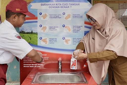 Program WINGS for UNICEF bersama NUVO Family mengajarkan para siswa SD cara mencuci tangah yang benar. (Foto: Dok. Istimewa)