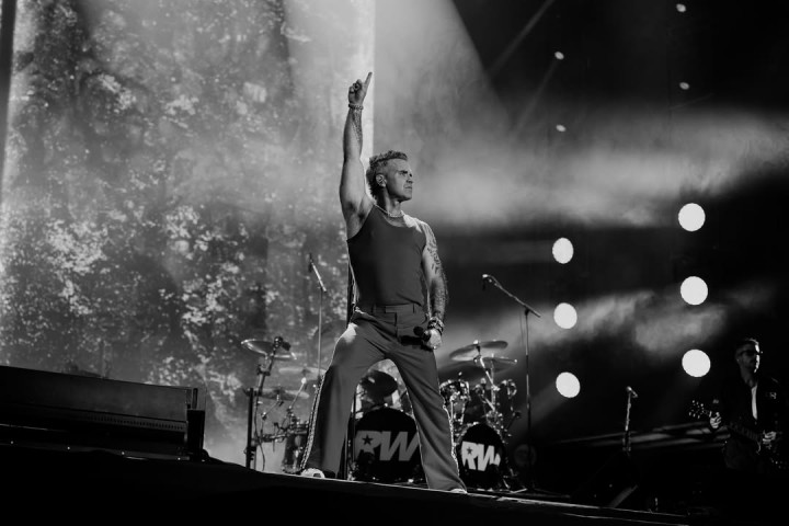 Robbie Williams Tunda Rilis Album <i>BRITPOP</i> Gegara Taylor Swift
