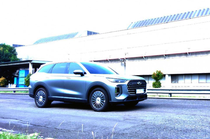 Iritnya Chery Tiggo 9 CSH Kayak Naik Motor