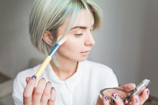  Fungsi highlighter dalam riasan adalah memberikan kilau bercahaya pada wajah. (Foto: Ilustrasi/Dok. Freepik.com)