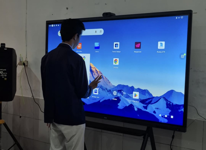 Penggunaan IFP di Dalam Kelas, Begini Testimoni Guru dan Siswa di Subang