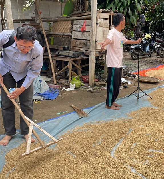 Petani Desa Bojongkembar Joget Sadbor, Strategi Masyarakat Desa Hadapi Peluang di Era Ekonomi Digital