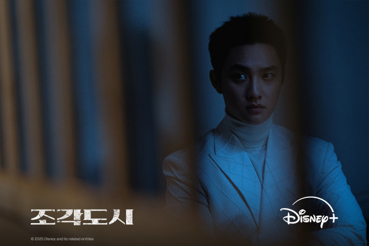 D.O. EXO Dipuji Sutradara atas Peran Antagonis Pertamanya di <i>The Manipulated</i>