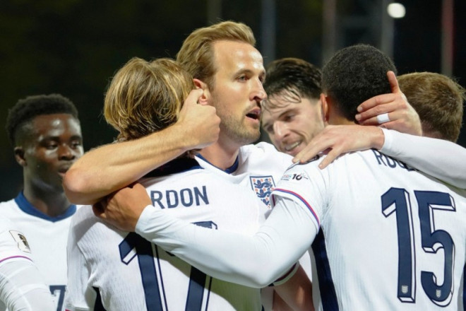 Harry Kane (tengah) dan Anthony Gordon sumbang gol dan bawa Inggris lolos ke Piala Dunia 2026-Foto Gints IVUSKANS / AFP