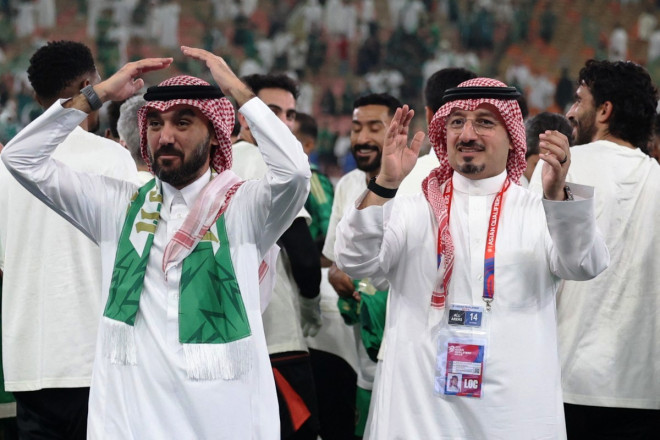 Menteri Olahraga dan Pemuda Arab Saudi Abdulaziz bin Turki al-Faisal al-Saud (kiri) dan Presiden Federasi Sepak Bola Arab Saudi (SAFF) Yasser al-Misehal menyapa para penggemar setelah pertandingan kualifikasi Piala Dunia FIFA 2026 Asia usai Arab Saudi mem