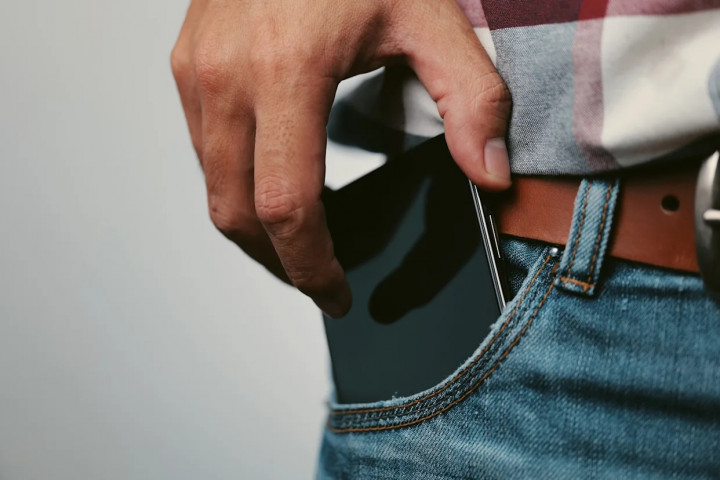 Menyimpan HP di Saku Celana Bisa Picu Kanker? Ini Penjelasan Ahli