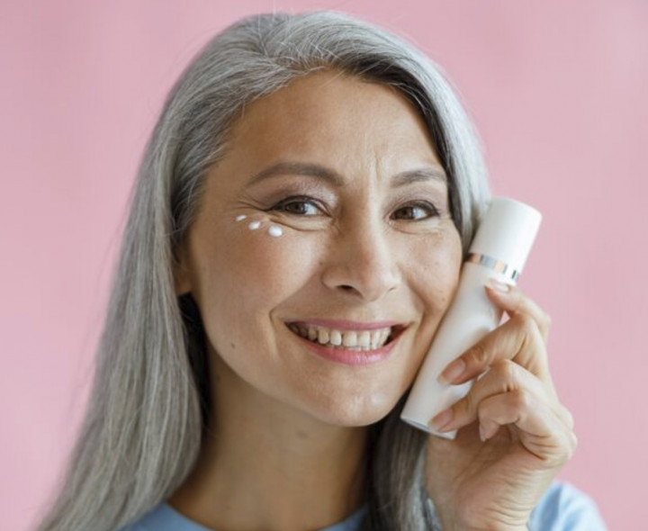 4 Rekomendasi Moisturizer untuk Usia 50an yang Aman di Kantong
