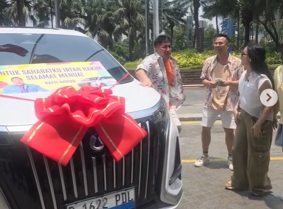 Irfan Hakim Sujud Syukur Dihadiahi Mobil Mewah oleh Raffi Ahmad