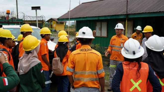 PT NHM menerima kunjungan industri SMK Negeri 3 Halmahera Utara jurusan Geologi Pertambangan ke Tambang Emas (Foto: Istimewa)