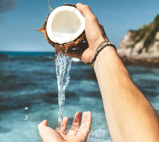 Berikut ini adalah beberapa kaitan antara air kelapa muda dan membersihkan ginjal. (Foto: Ilustrasi/Dok. Pexels.com)