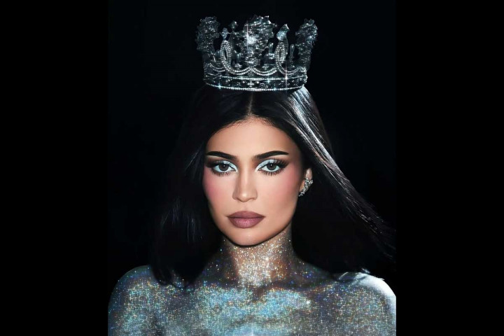 Kylie Jenner Tampil Glamor Pakai Mahkota Karya Desainer Indonesia
