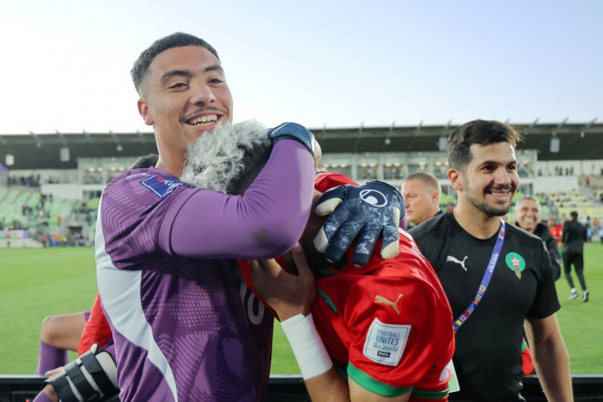 Kiper Maroko Abdelhakim Mesbahi (kiri) dan pemyerang Yassir Zabiri-Foto: JAVIER TORRES/AFP