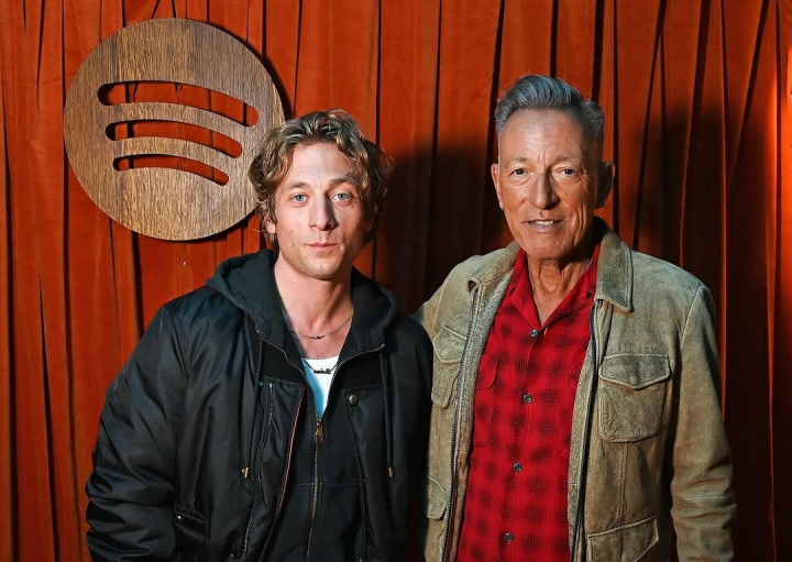 Jeremy Allen White Belajar Musik Pakai Gitar Pemberian Bruce Springsteen