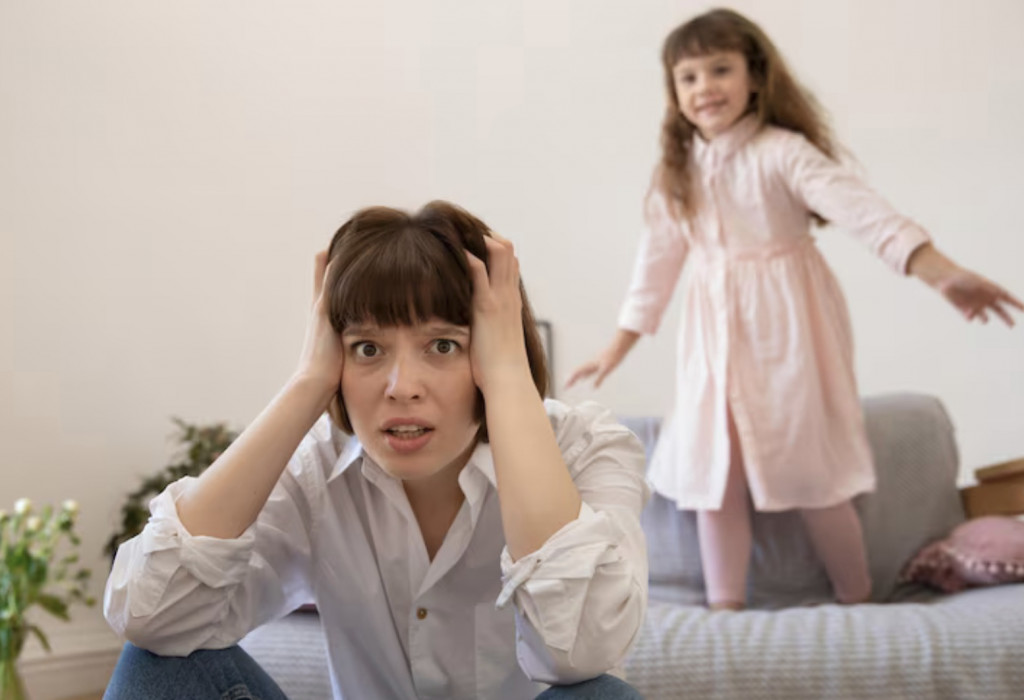 Moms mungkin merasa sangat bahagia memikirkan akan memiliki bayi lagi, seperti membayangkan keluarga yang lebih ramai dan penuh tawa. Ilustrasi Freepik