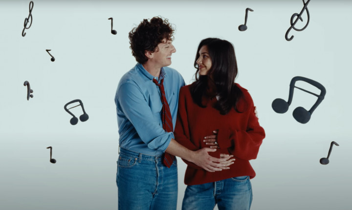 Selamat! Charlie Puth Umumkan Kehamilan Istri lewat Video Musik Terbaru