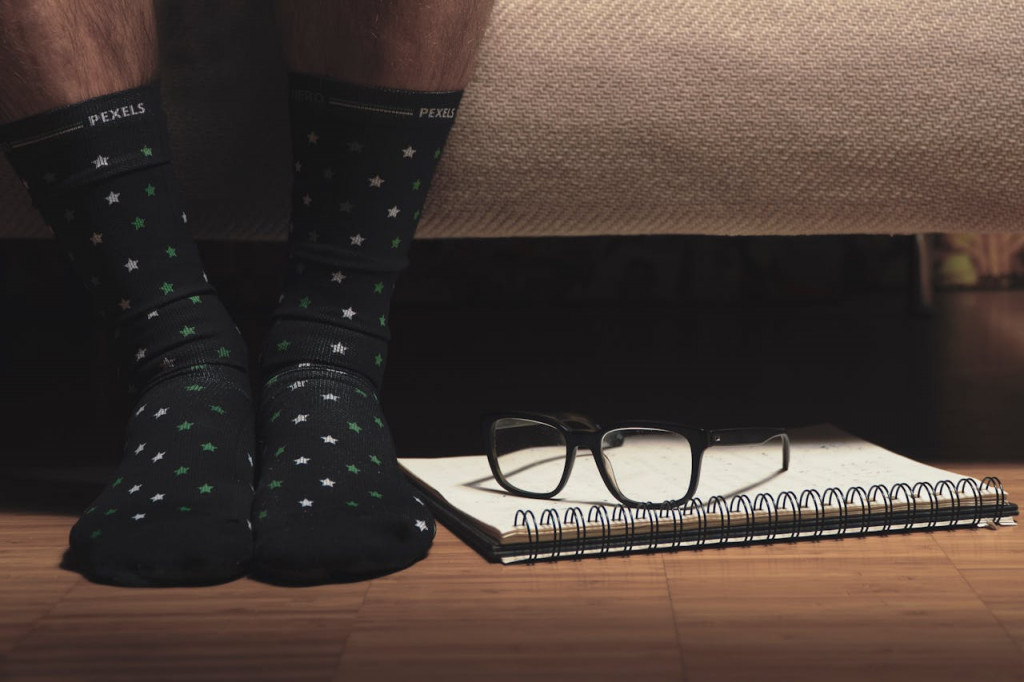 Ilustrasi kaus kaki berwarna gelap. Foto: pexels. 