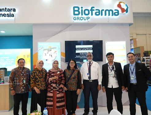 Kamelia Faisal, Direktur Sales Bio Farma (tengah) menerima penghargaan Primaniyarta Award 2025. (Foto: Dok. Istimewa)