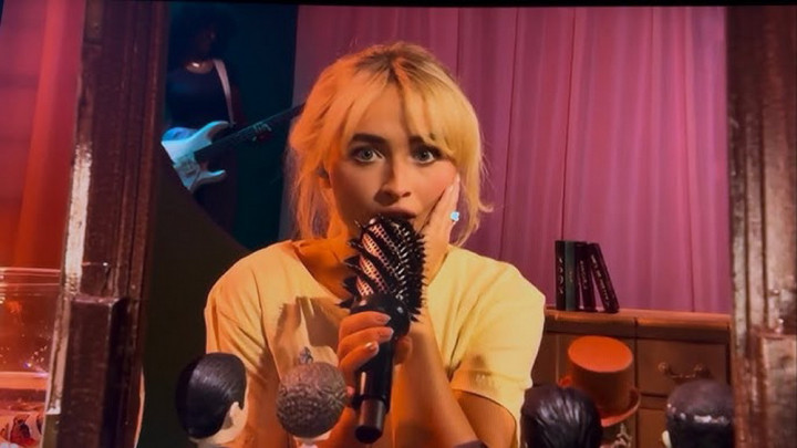 Aksi Sabrina Carpenter di SNL, Nyanyi Pakai Sisir hingga Podcast Bareng 'Donald Trump'